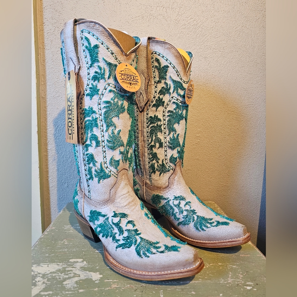 Corral Crackled White Turquoise Bristle Embroidered Boots 7.5 NWT